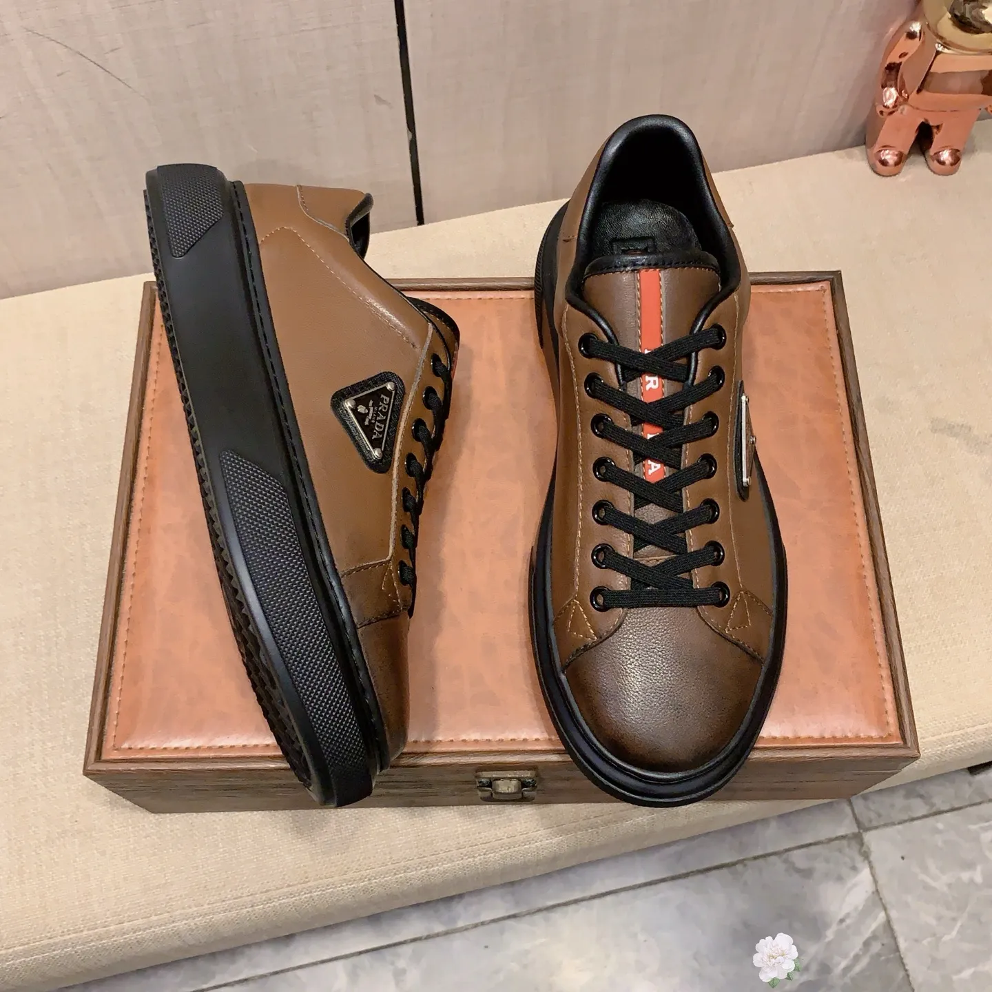 Men's men's shoes💰460💰💰🎩🎩[Lightning][Lightning] "PRADA*" The latest and most popular casual shoes, top brand [seduce] luxury ~ purchasing agency, top ~ quality. [Strong] The upper is made of imported breathable and polished cowhide material ➕ Breathable sheepskin feet (•) with fine workmanship. The original stylish and stylish soft rubber wear-resistant and non-slip outsole is light and comfortable on the feet. The real thing looks better when taken in real life. 0186: code: 38-44, 2️⃣ colors selected